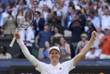Taliansky tenista Jannik Sinner oslavuje víťazstvo nad Španielom Carlosom Alcarazom vo finále mužskej dvojhry na grandslamovom turnaji vo Wimbledone v Londýne. FOTO: TASR/AP