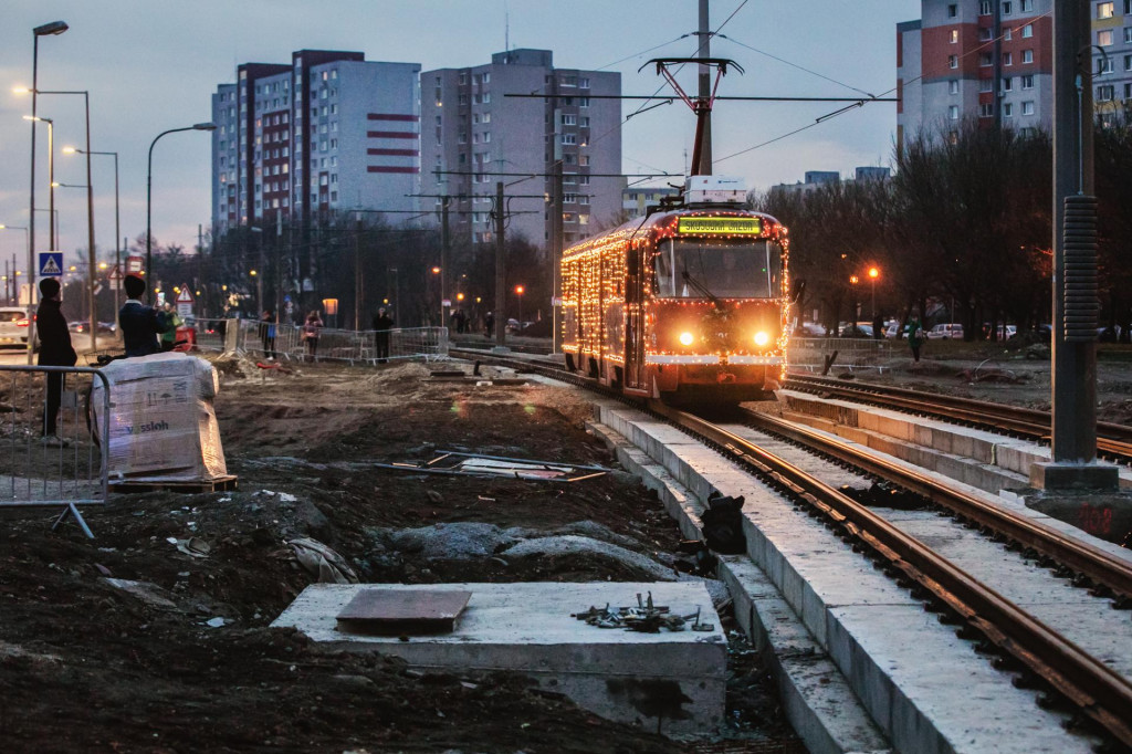Električka v bratislavskej Petržalke. FOTO: HN/Spodniaková Miroslava