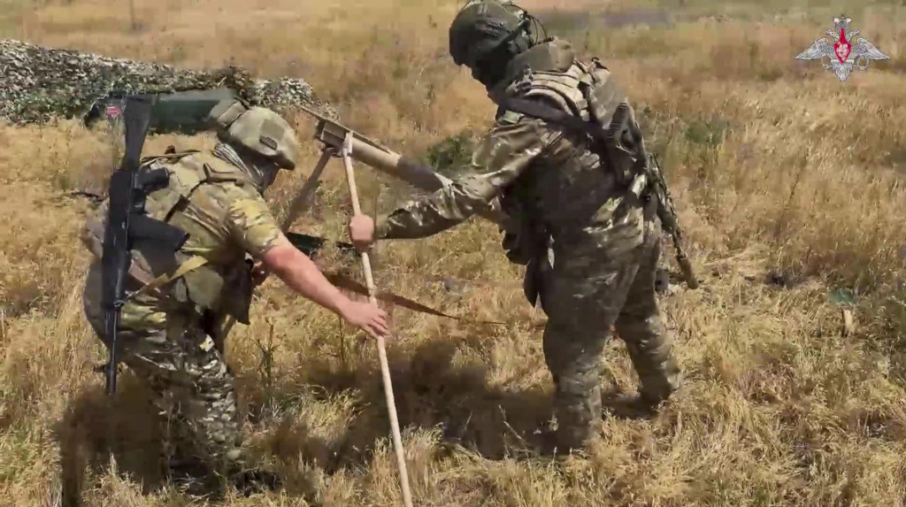 Na snímke z videa zverejnenej ruským ministerstvom obrany ruskí vojaci pripravujú dron na vystrelenie na ukrajinské pozície na neznámom mieste na Ukrajine. FOTO: TASR/AP