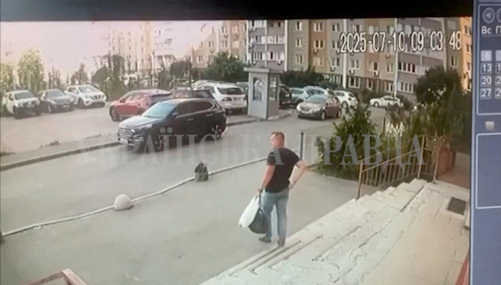 Záznam z bezpečnostných kamier ukazuje príslušníka Bezpečnostnej služby Ukrajiny, ako schádza po schodoch chvíľu predtým, ako bol zastrelený v Kyjeve. FOTO: Reuters