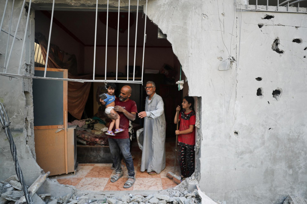 Civilisti v Gaze. FOTO: Reuters