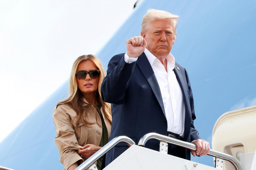 Americký prezident Donald Trump gestikuluje spolu s prvou dámou Melaniou Trumpovou. FOTO: Reuters