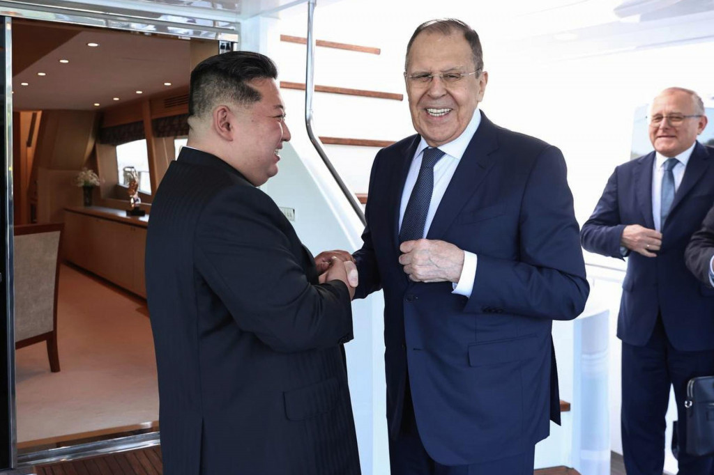 Ruský minister zahraničných vecí Sergej Lavrov (vpravo) a severokórejský vodca Kim Čong-un si podávajú ruky počas stretnutia v severokórejskom meste Wonsan. FOTO TASR/AP