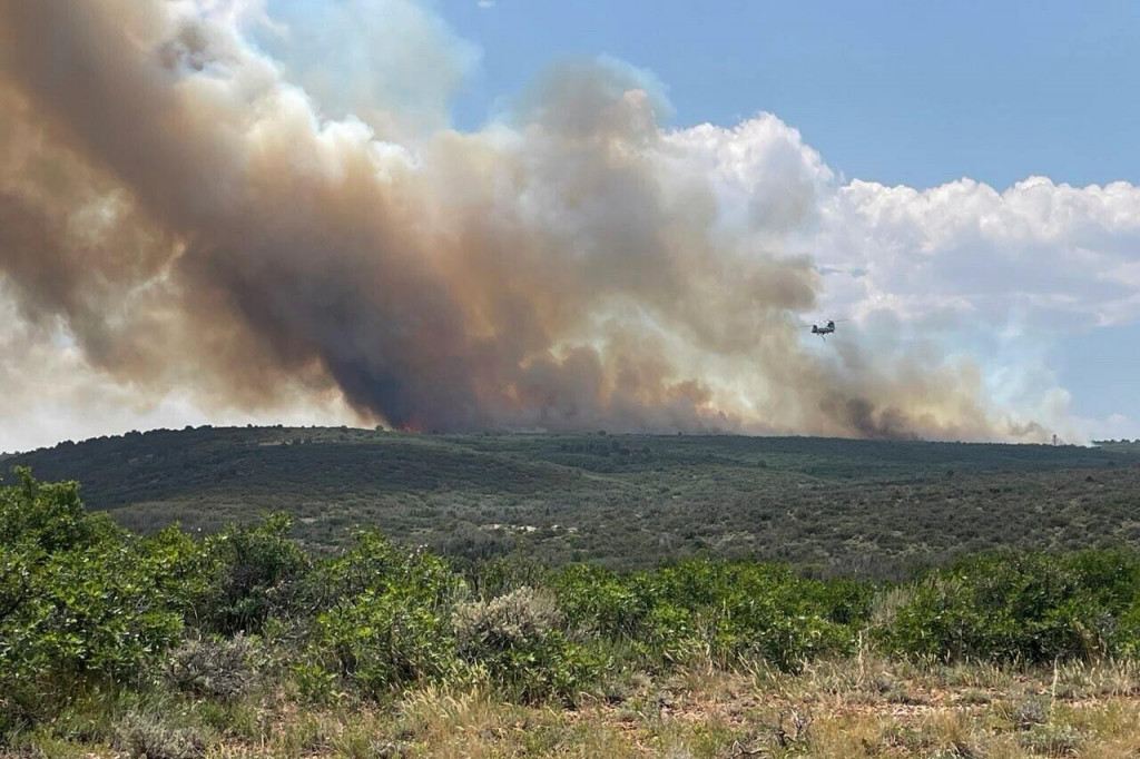 Dym stúpa z lesných požiarov v národnom parku Black Canyon of the Gunnison v Colorade. FOTO: TASR/AP