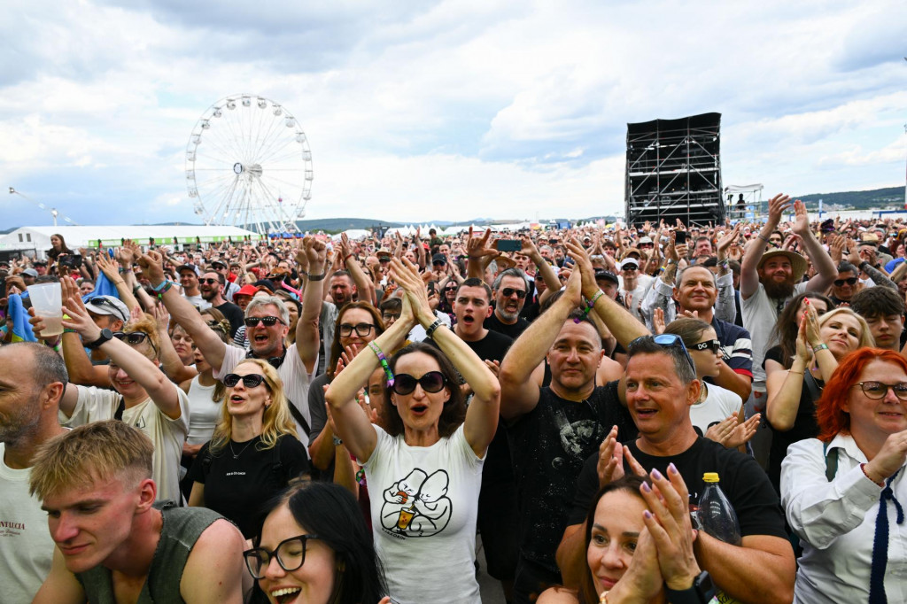 Na snímke spevák Iggy Pop a členovia sprievodnej kapely, zľava klávesák Seamus Beaghen, basgitarista Brad Truax a bubeník Urian Hackney počas vystúpenia.

FOTO: TASR/Martin Medňanský