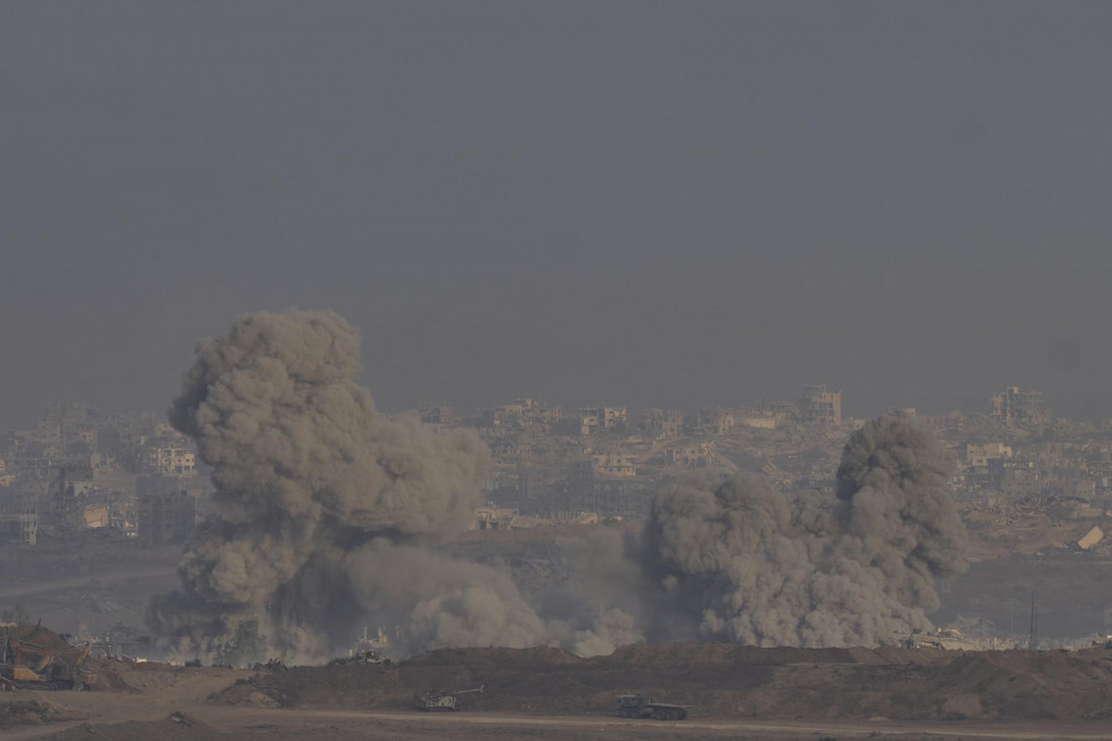 Hustý dym, ktorý je viditeľný z juhu Izraela, stúpa k oblohe po bombardovaní Pásme Gazy. FOTO: TASR/AP