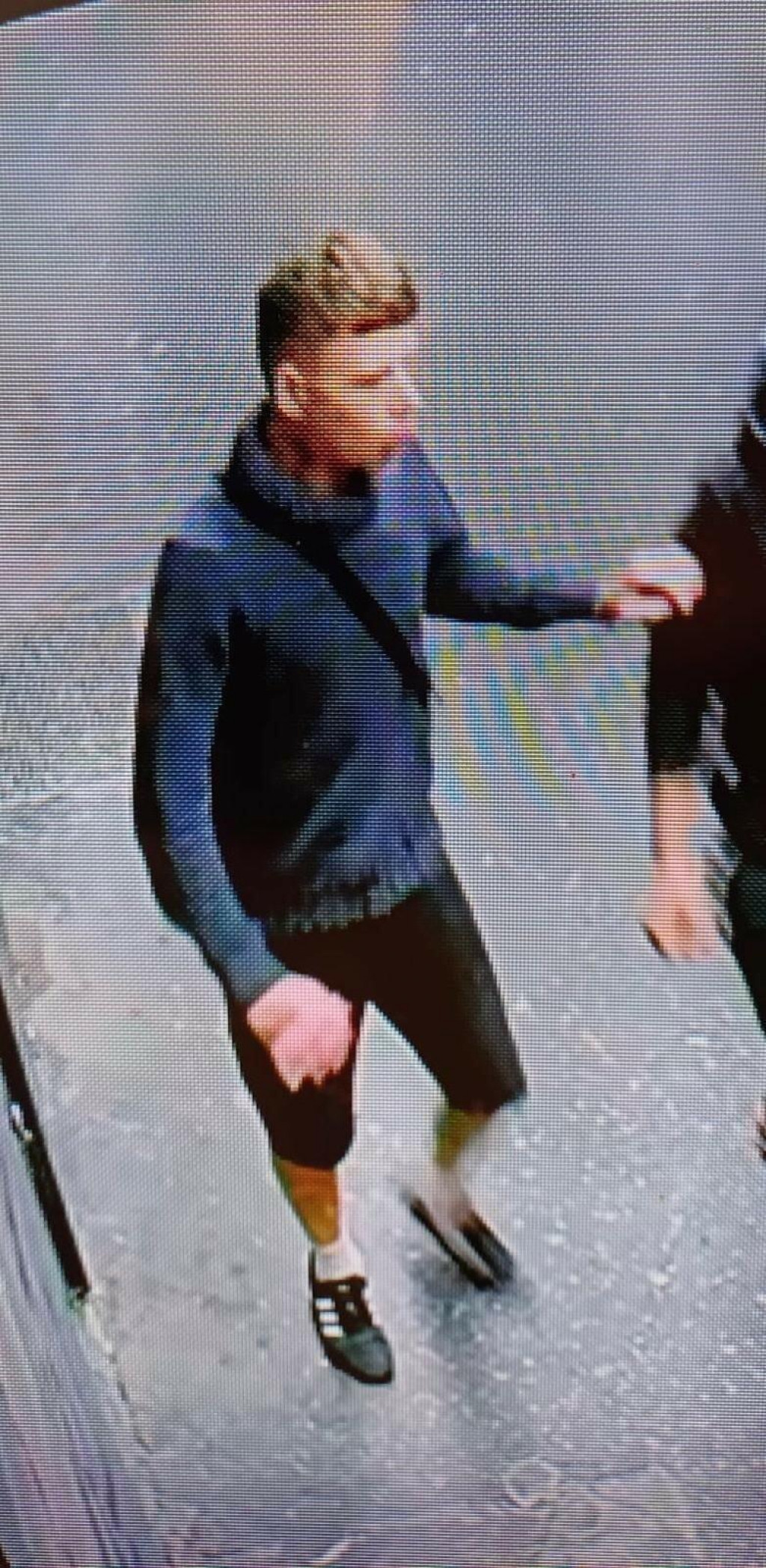 Muž, na priložených záberoch, by svojimi informáciami mohol napomôcť k náležitému objasneniu predmetného skutku, ktorý je aktuálne vyšetrovaný policajtmi Okresného riaditeľstva PZ v Bratislave I ako trestný čin ublíženia na zdraví. FOTO: Polícia SR