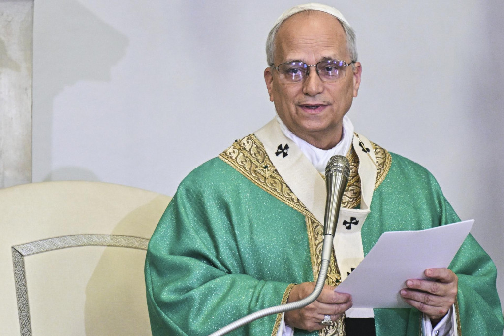 Pápež Lev XIV. celebruje sv. omšu vo farskom kostole sv. Tomáša z Villanovy v Castel Gandolfe neďaleko Ríma. FOTO: TASR/AP