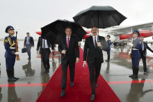 Azerbajdžanský prezident Iľham Alijev (vpravo) víta tureckého prezidenta Recepa Tayyipa Erdogana po jeho prílete na letisko v azerbajdžanskom Nachčivane. FOTO: TASR/AP