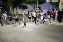 ”Chceme mier! To je to, čo chceme. Nechceme nič iné! Všetci susedia sa sťažujú,” uviedol Abdelali, jeden z protestujúcich, ktorý sa zveril, že sa pri jazde na kolobežke bojí, že ho trafí letiaca fľaša. FOTO: REUTERS