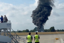 Stĺp čierneho dymu stúpa z oblasti blízko pristávacej dráhy po havárii malého lietadla na letisku London Southend. FOTO: Reuters