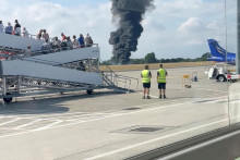 Stĺp čierneho dymu stúpa z oblasti blízko pristávacej dráhy po havárii malého lietadla na letisku Southend pre Londýne. FOTO: Reuters/X/@agussromagnoli