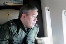 Náčelník generálneho štábu ruskej armády Valerij Gerasimov cestuje vrtuľníkom na kontrolu vojakov. FOTO: Reuters/Ruské ministerstvo obrany