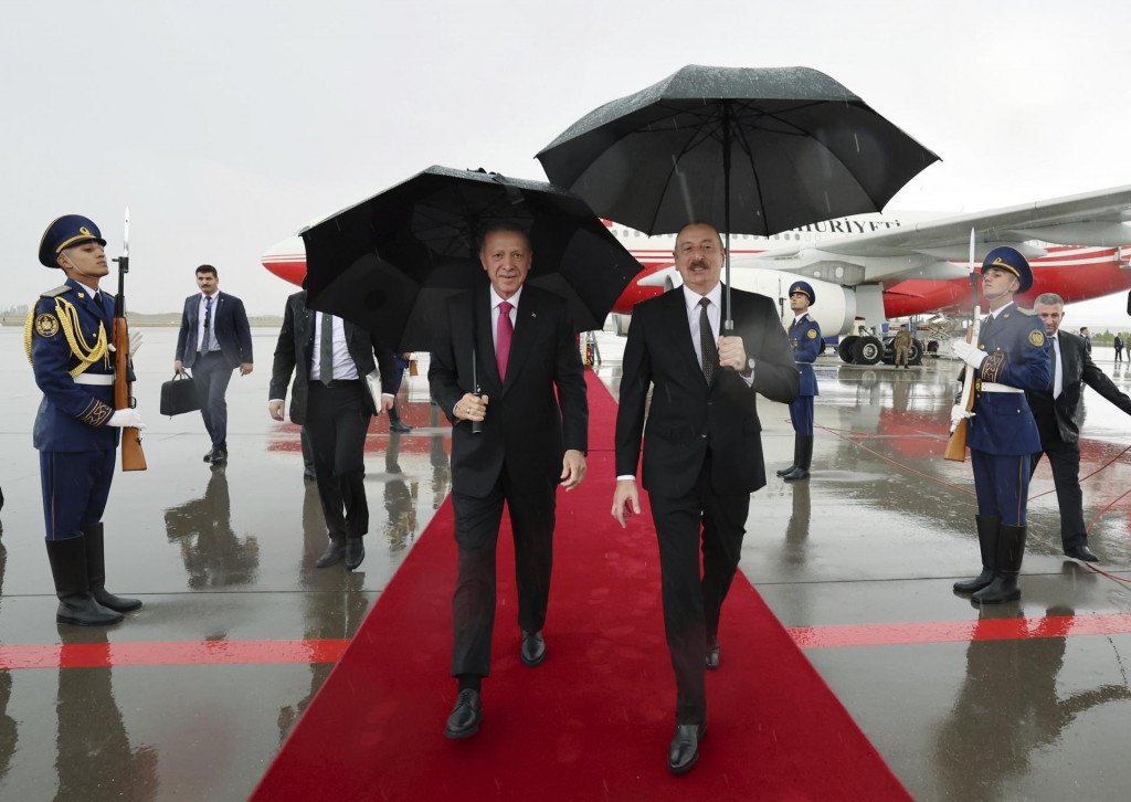 Azerbajdžanský prezident Iľham Alijev (vpravo) víta tureckého prezidenta Recepa Tayyipa Erdogana po jeho prílete na letisko v azerbajdžanskom Nachčivane. FOTO: TASR/AP