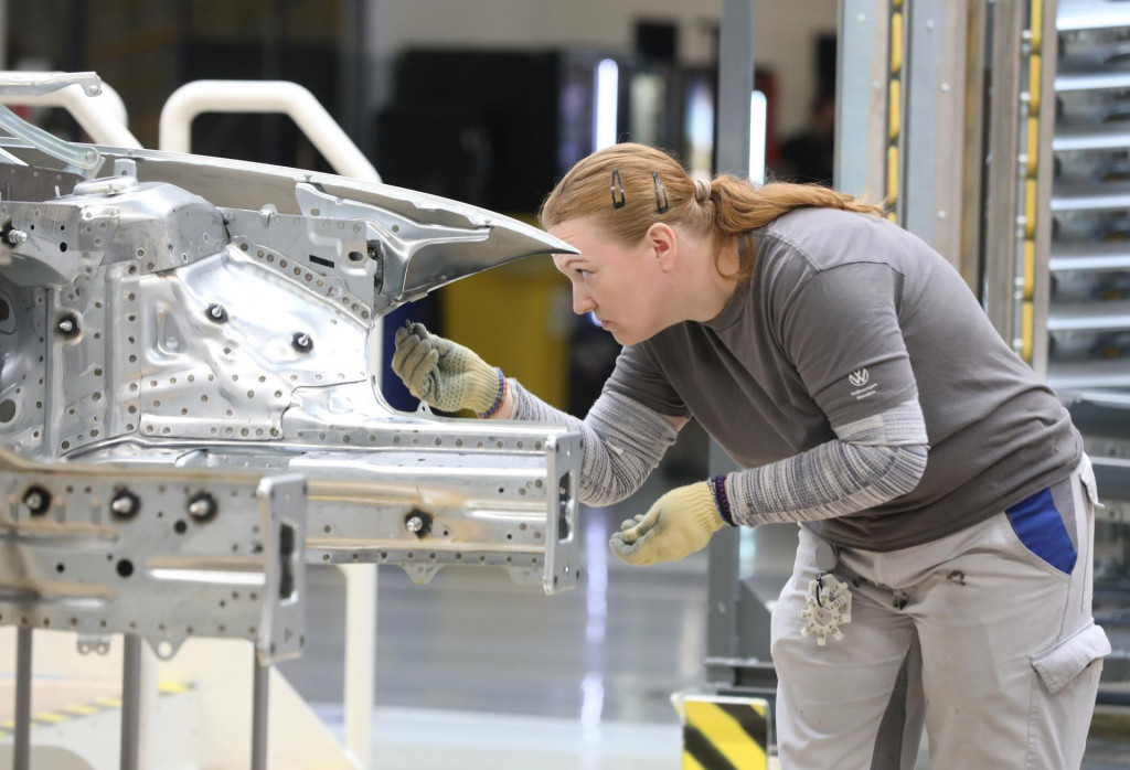 Problémy slovenského priemyslu zasahujú aj do odmeňovania zamestnancov. FOTO: HN/Peter Mayer