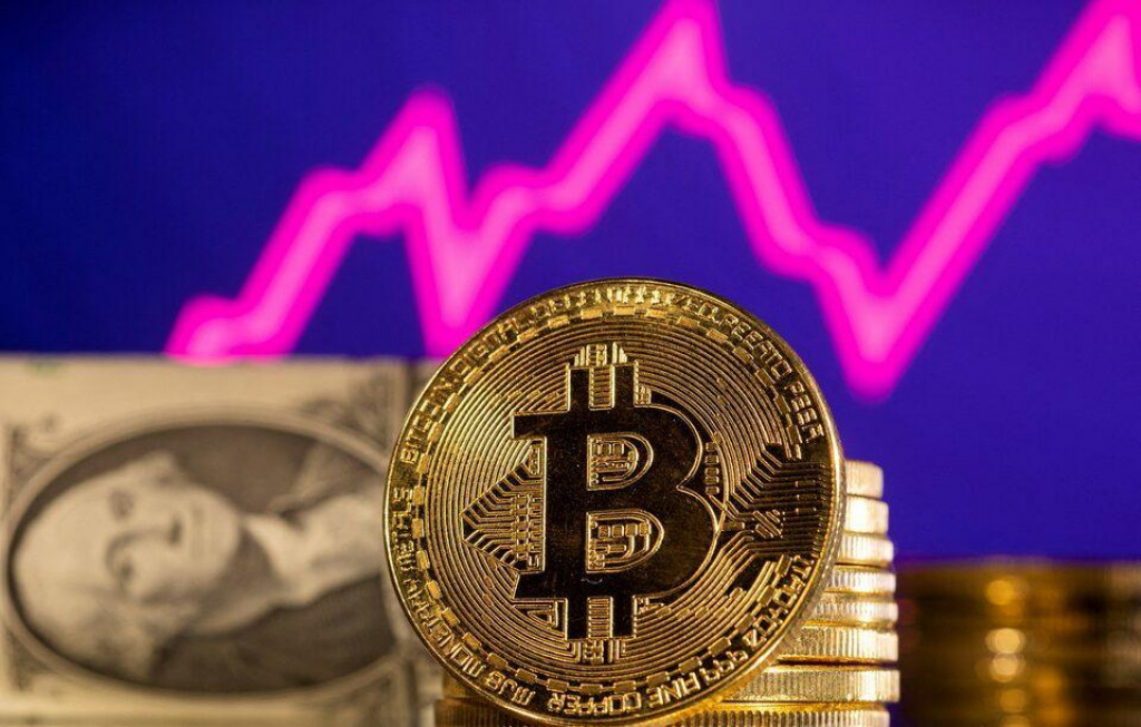 Najznámejšia kryptomena bitcoin prvýkrát prekonala hranicu 120-tisíc USD. FOTO: Reuters