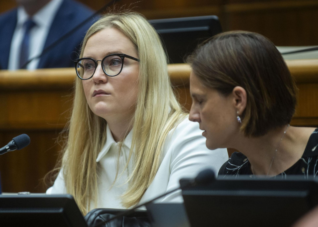 Na snímke poslankyňa NR SR Vladimíra Marcinková (vľavo). FOTO: TASR/Jakub Kotian