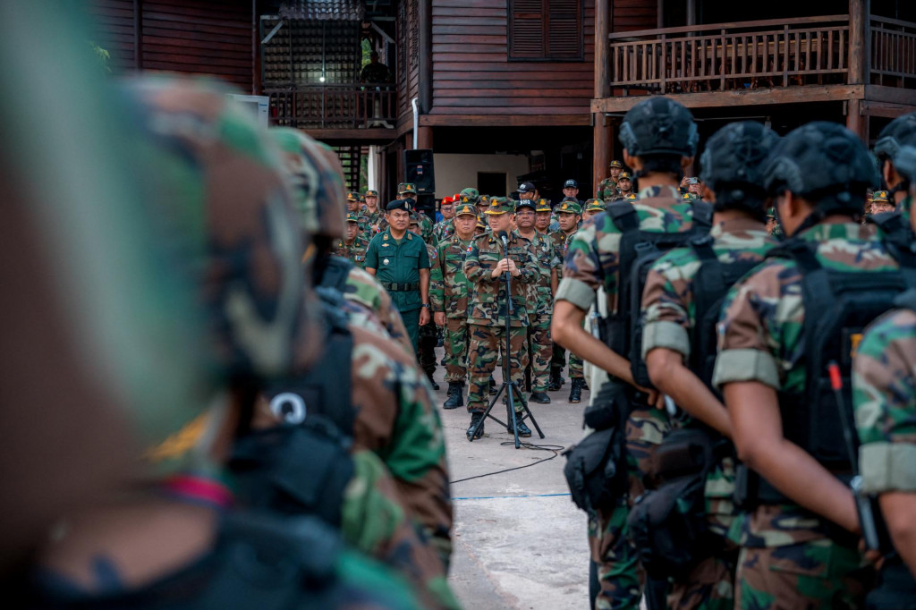 Kambodžský premiér Hun Manet počas návštevy vojenskej základne po strete na hraniciach medzi Thajskom a Kambodžou. FOTO: Reuters/Agence Kampuchea Press/