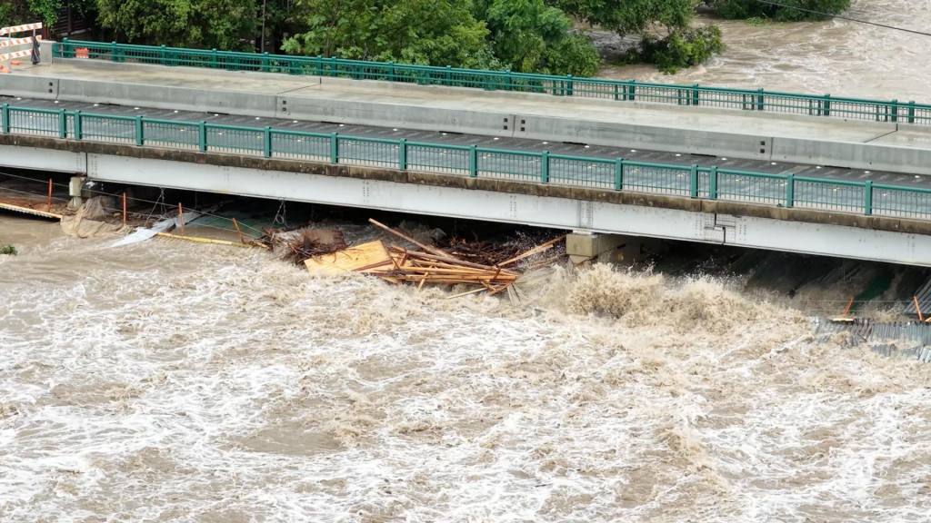 Pohľad z dronu ukazuje rozvodnenú rieku San Gabriel v Texase.