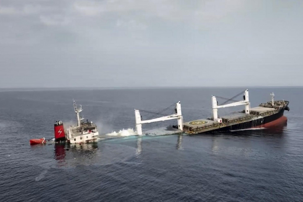 Potopená nákladná loď Eternity C plaviaca sa pod libérijskou vlakou v Červenom mori. FOTO: TASR/AP