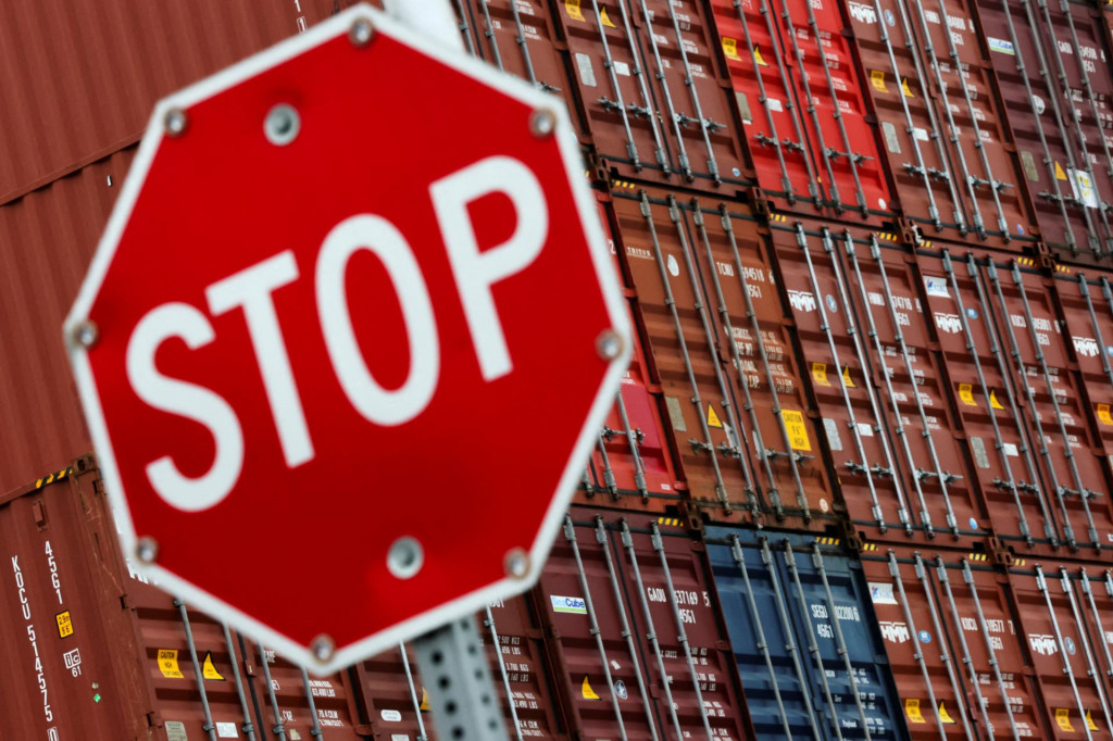 Trump varoval, že každé odvetné clo sa dočká odpovede. FOTO: Reuters
