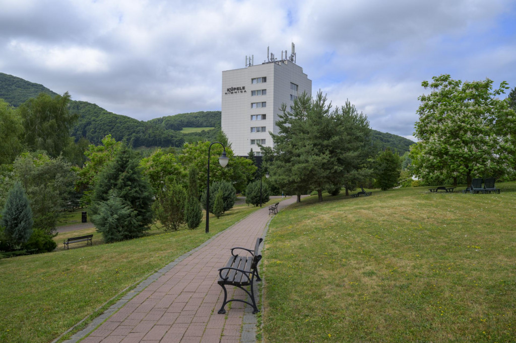 Na snímke v pozadí hotel Salvator v Kúpeľoch Nimnica. FOTO: TASR/Veronika Mihaliková