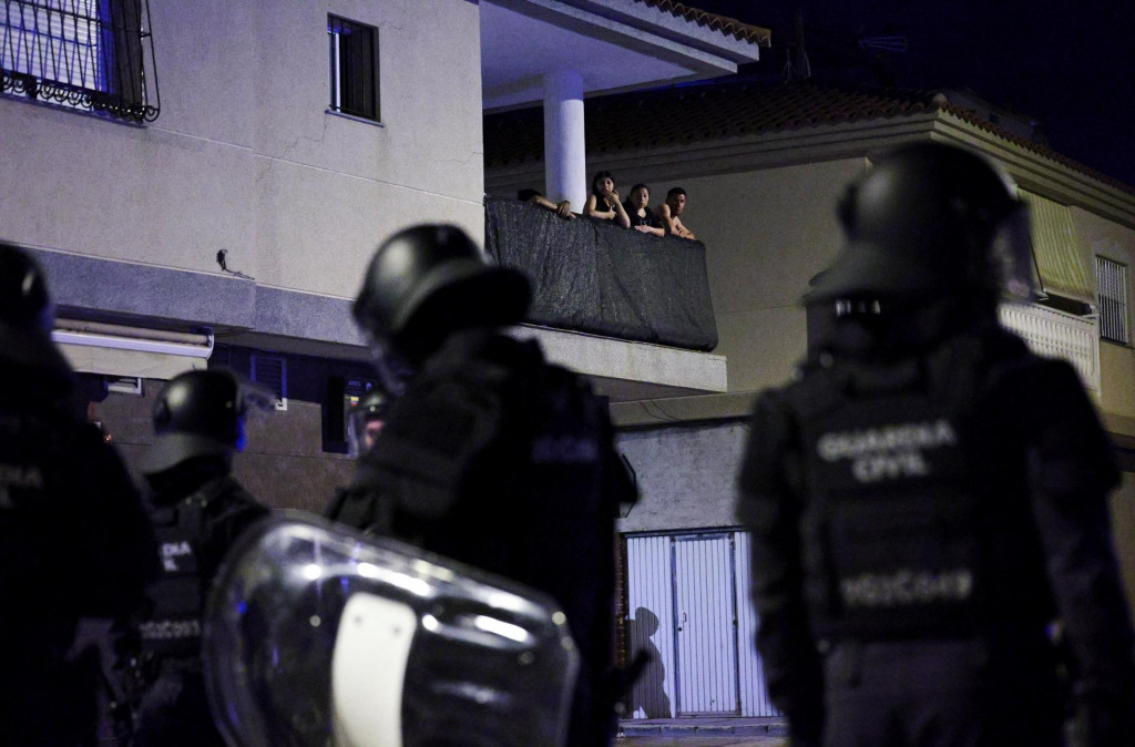 Násilným zrážkam medzi domácimi obyvateľmi a migrantmi predchádzal stredajší útok na 68-ročného muža, ktorý médiám povedal, že ho na ulici napadli traja mladí muži severoafrického pôvodu. FOTO: REUTERS