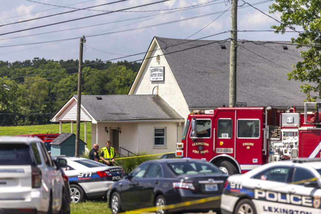 Príslušníci orgánov činných v trestnom konaní zasahujú pri streľbe neďaleko baptistického kostola na Richmond Road v Lexingtone v americkom štáte Kentucky. FOTO: TASR/AP