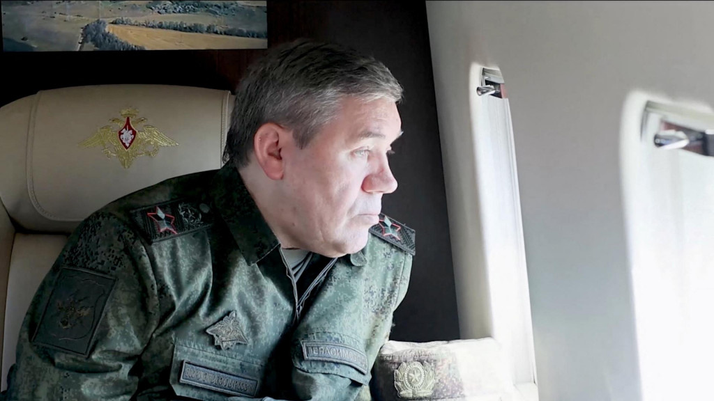 Náčelník generálneho štábu ruskej armády Valerij Gerasimov cestuje vrtuľníkom na kontrolu vojakov. FOTO: Reuters/Ruské ministerstvo obrany