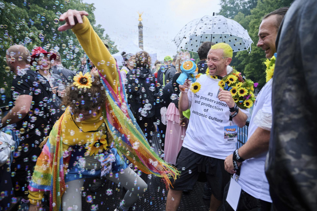 Účastníci berlínskej technopárty Rave the Planet tancujú v Berlín. FOTO: TASR/AP
