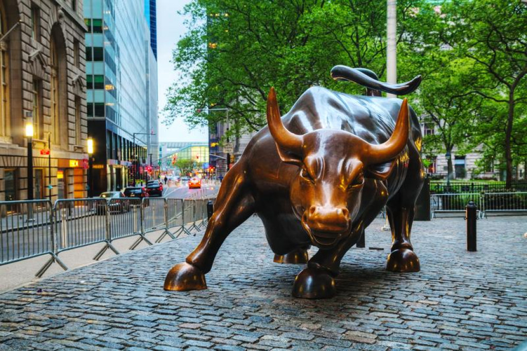 Socha útočiaceho býka v New Yorku neďaleko Wall Street je symbolom finančnej prosperity.