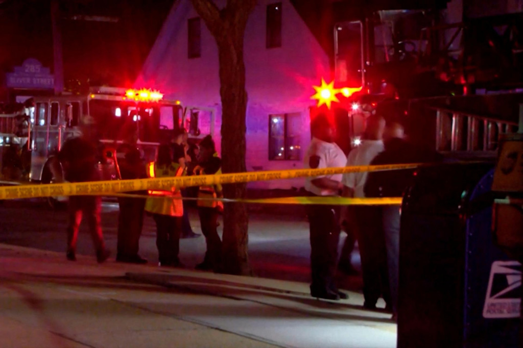 Pri hasení požiaru zasahovalo približne 50 hasičov, pričom päť z nich utrpelo ľahké zranenia. FOTO: REUTERS