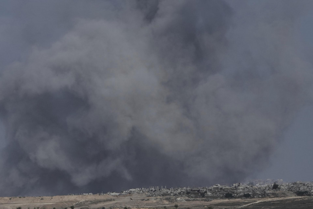 Dym stúpa pri explózii po izraelskom bombardovaní severného Pásma Gazy, neďaleko hranice Izraela s Gazou. FOTO: TASR/AP