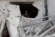 Palestínske dieťa stojí na mieste izraelského leteckého útoku na dom v meste Gaza. FOTO: Reuters