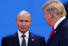 Americký prezident Donald Trump a ruský prezident Vladimir Putin počas samitu lídrov G20 v Buenos Aires (30. novembra 2018). FOTO: Reuters