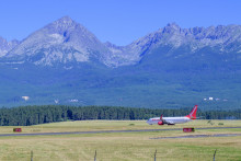 Lietadlo pristáva na Letisku Poprad-Tatry pri Poprade. FOTO: TASR/Veronika Mihaliková
