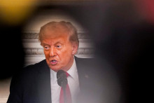 Americkému prezidentovi Donaldovi Trumpovi došla s Ruskom trpezlivosť, jeho dodávky zbraní pre Ukrajinu však zaplatí Európa. FOTO: REUTERS