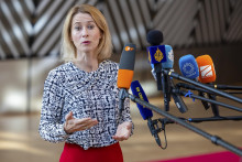 JB 16 Brusel - Šéfka diplomacie Európskej únie Kaja Kallasová hovorí s novinármi počas jej príchodu na stretnutie ministrov zahraničných vecí EÚ v sídle Európskej rady v Bruseli 15. júla 2025. FOTO TASR/AP

European Union foreign policy chief Kaja Kallas talks with journalists as she arrives for an EU foreign ministers meeting at the EU Council building in Brussels, Tuesday, July 15, 2025. (AP Photo/Geert Vanden Wijngaert) FOTO: Geert Vanden Wijngaert