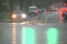 Na snímke zaplavená ulica po silných dažďoch v meste Rahway v americkom štáte New Jersey 15. júla 2025. FOTO: TASR/AP