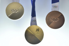 Na snímke dizajn medailí na budúcoročné zimné olympijské hry v Miláne a Cortine d‘Ampezzo, ktoré organizátori predstavili na slávnostnom ceremoniáli v Benátkach. FOTO: TASR/AP