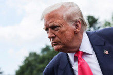 Trump v uplynulých dňoch opakovane vyjadril nespokojnosť so šéfom Kremľa Vladimirom Putinom a varoval Rusko, že ak neukončí konflikt na Ukrajine do 50 dní, uvalí na jeho obchodných partnerov stopercentné sekundárne clá. FOTO: REUTERS