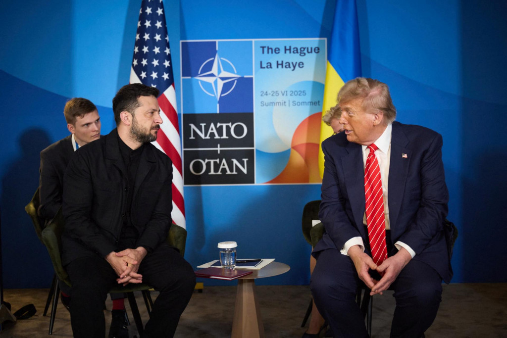 Americký prezident Donald Trump a ukrajinský prezident Volodymyr Zelenskyj sa zúčastňujú stretnutia na okraji samitu NATO v Haagu. FOTO: Reuters/Tlačová služba ukrajinského prezidenta