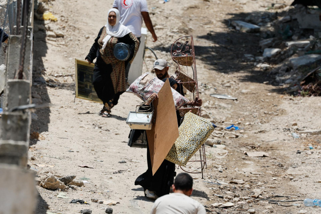 Palestínčania odstraňujú majetok zo svojich domov, ktorým hrozí demolácia, počas prebiehajúcej izraelskej vojenskej operácie v tábore Tulkarm na Izraelom okupovanom Západnom brehu Jordánu. FOTO: Reuters