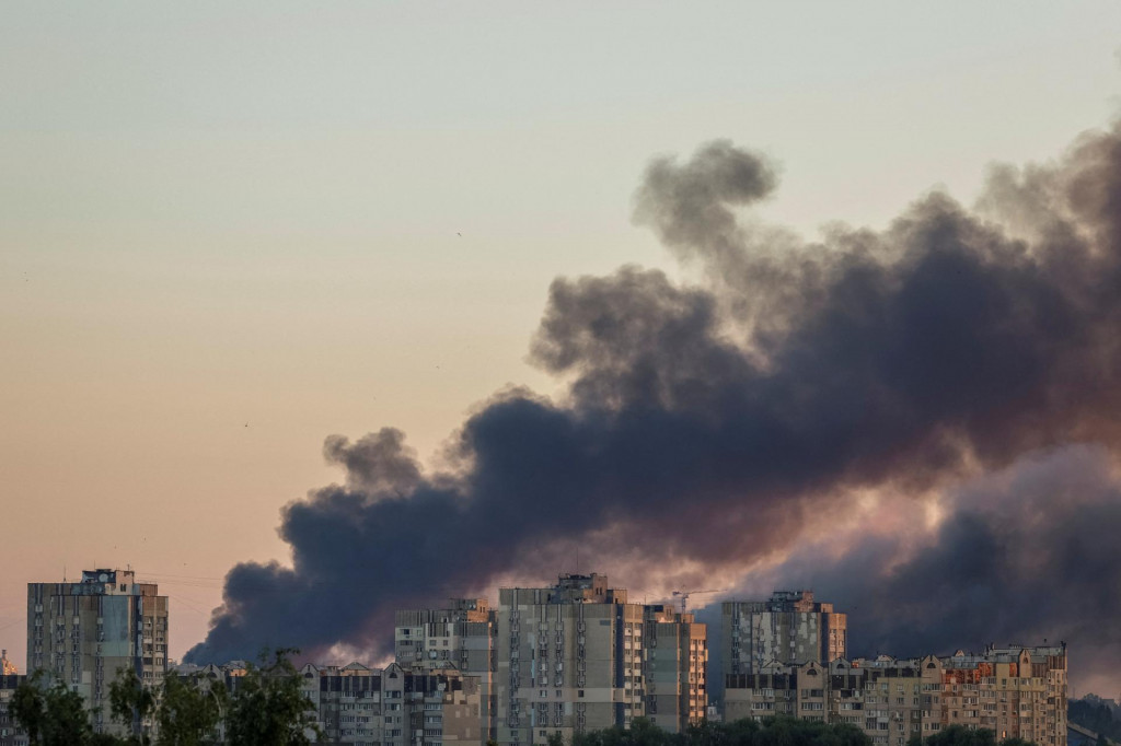 Stúpajúci dym po útoku ruského dronu na Kyjev. FOTO: Reuters