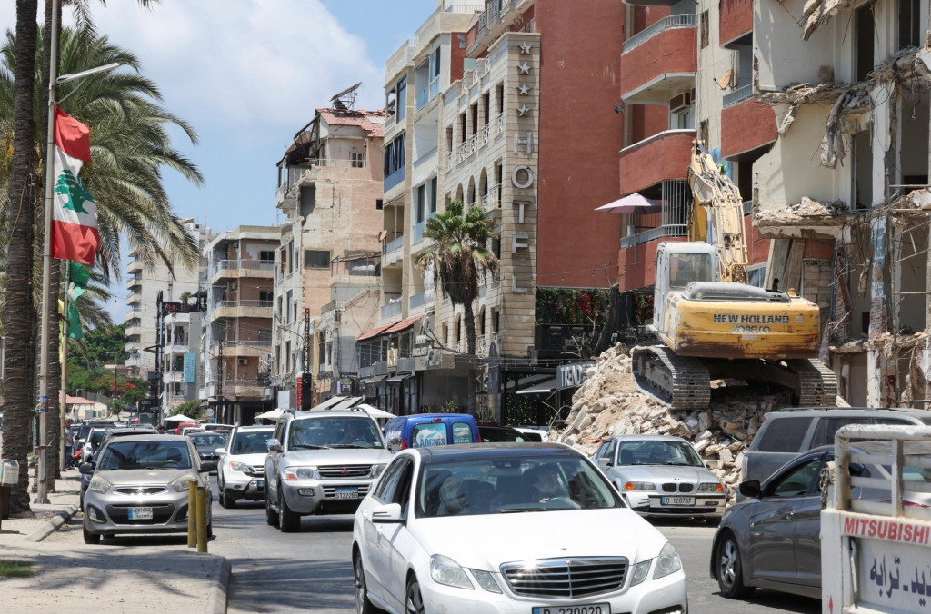 Podľa izraelskej armády útoky zasiahli vojenské komplexy v oblasti Bikáa, ktoré využívala „teroristická organizácia Hizballáh na výcvik a cvičenie teroristov s cieľom plánovať a vykonávať teroristické útoky proti izraelským jednotkám a štátu“. FOTO: REUTERS