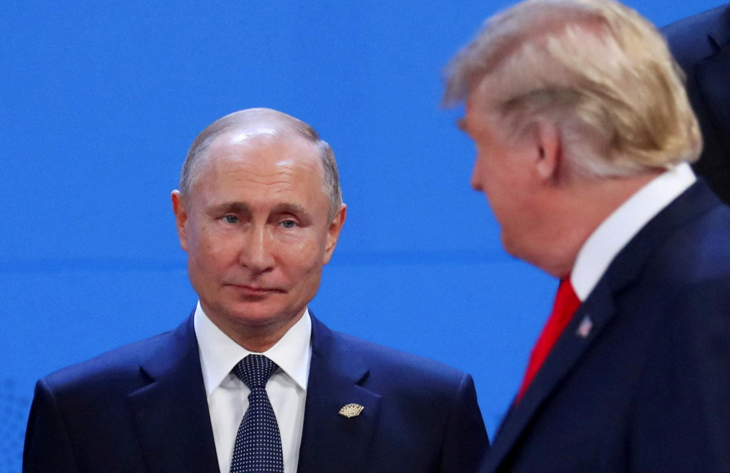 Americký prezident Donald Trump a ruský prezident Vladimir Putin počas samitu lídrov G20 v Buenos Aires (30. novembra 2018). FOTO: Reuters