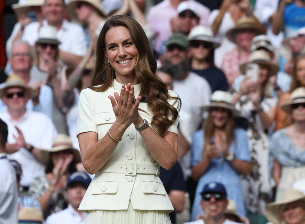 Kate, britská princezná z Walesu, prichádza na finálový zápas ženskej štvorhry Iga Swiateková - Amanda Anisimovová na grandslamovom turnaji vo Wimbledone v Londýne 12. júla 2025.

FOTO: REUTERS/Toby Melville