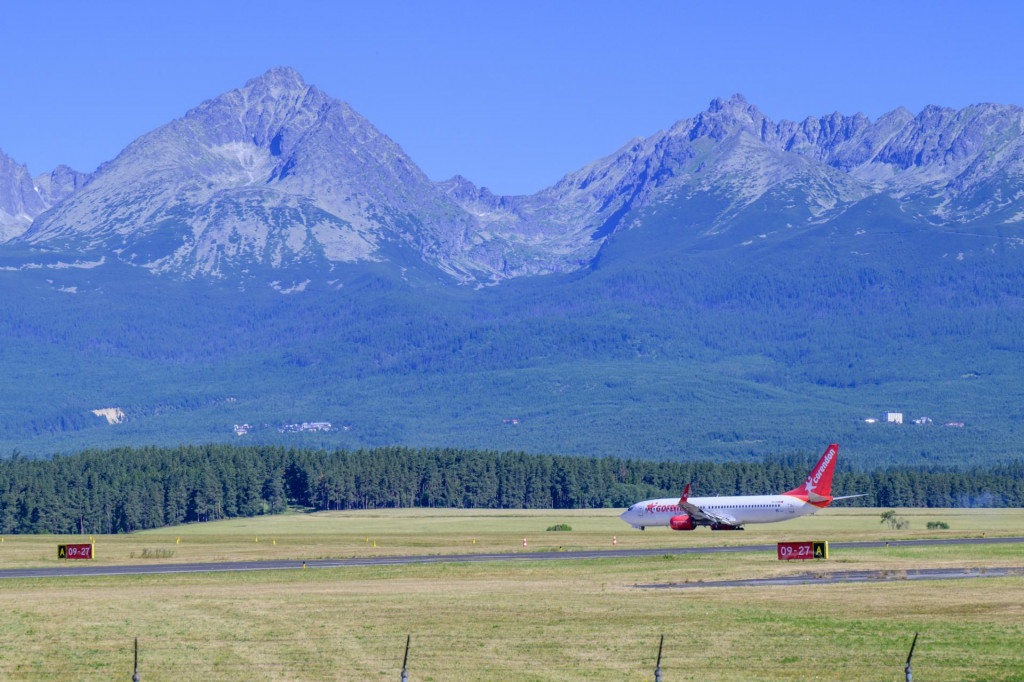 Lietadlo pristáva na Letisku Poprad-Tatry pri Poprade. FOTO: TASR/Veronika Mihaliková