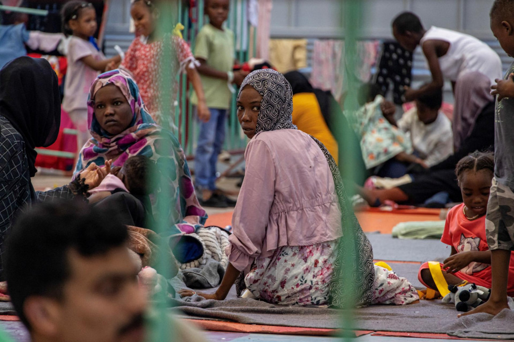 Migranti sú ubytovaní v budove mestského úradu v meste Agyia na ostrove Kréta v Grécku. FOTO: Reuters