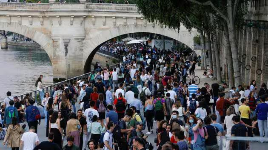 Ľudia prichádzajú na festival Fête de la Musique. FOTO: Reuters